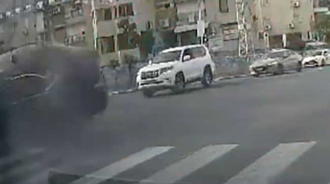 行车记录仪曝光！以色列安全部长出车祸，现场目击者称闯了红灯！