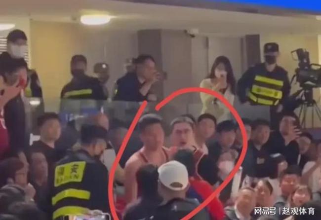 上海德比赛后再次出现球迷冲突 言语交锋引关注