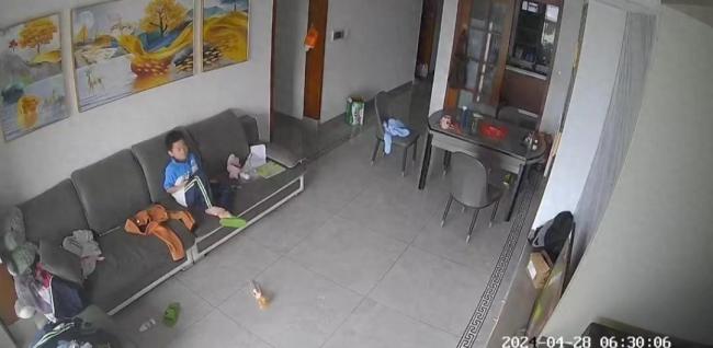 孩子每天6点起床给妈妈做早饭 考试三门成绩加起来还没我血压高