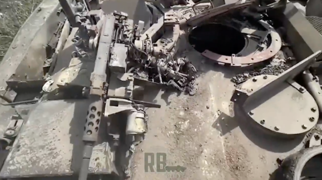 俄军在莫斯科调试被俘乌军豹2坦克