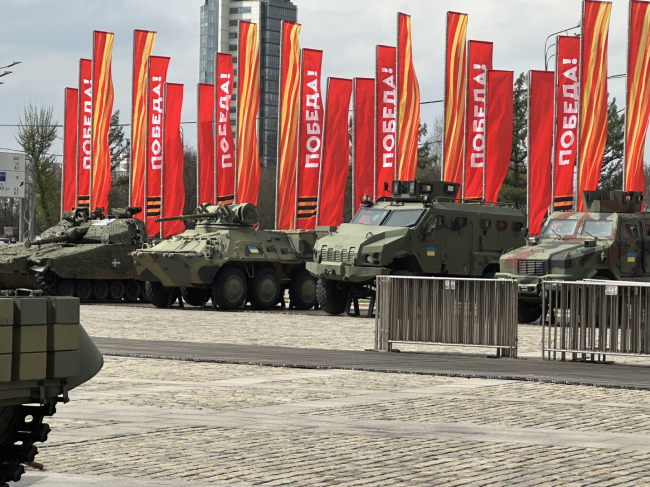 俄军在莫斯科调试被俘乌军豹2坦克