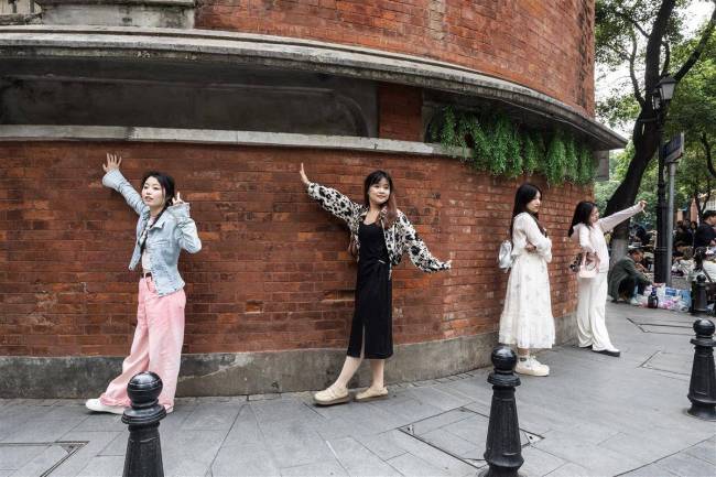 五一武汉汉口历史风貌区游人如织 复古与摩登的Citywalk热潮