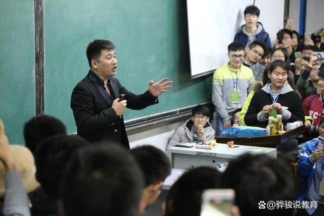 张雪峰称是否学医切不可一概而论 引热议与深思