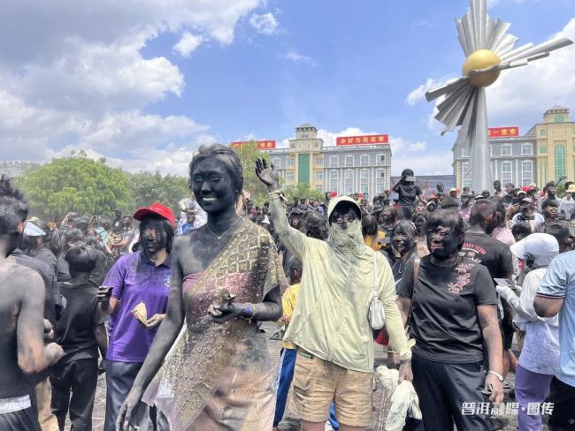 云南墨江:万人"抹黑脸"狂欢,共庆哈尼太阳节高潮