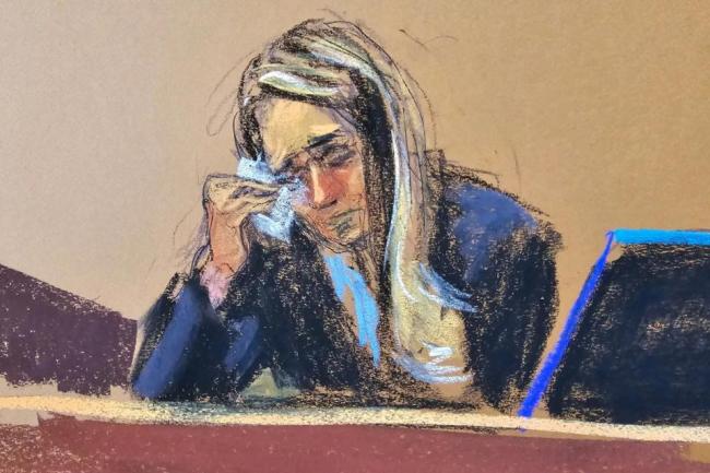 特朗普最美女助手希克斯泪洒法庭 昔日忠诚如今沉默证言