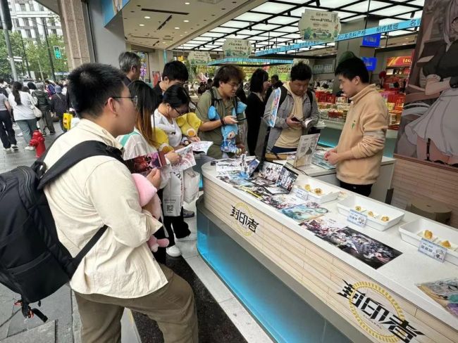 上海南京路多个老字号延长营业时间 假期客流量激增促销售高涨