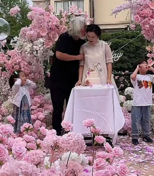 73岁张纪中为42岁妻子庆生 浪漫玫瑰盛宴！