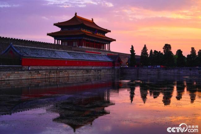 北京：绚丽晚霞与古建筑同框