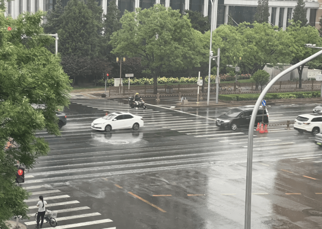 北京城区雨伴随着电闪雷鸣如约而至 雷电大风双预警