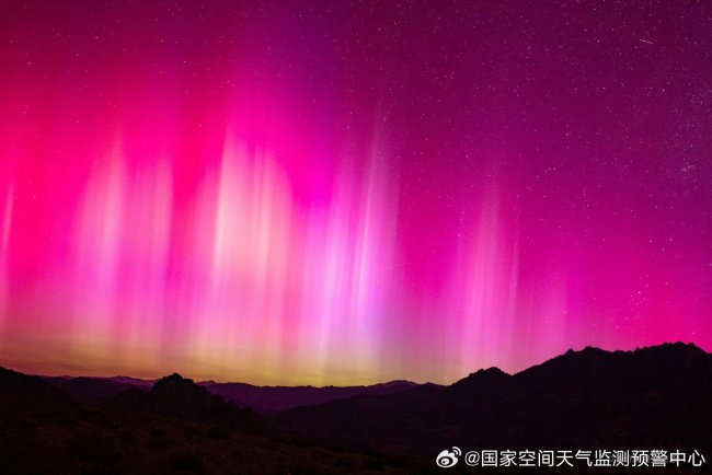 新疆阿勒泰现20年来最强极光 天文奇观引轰动