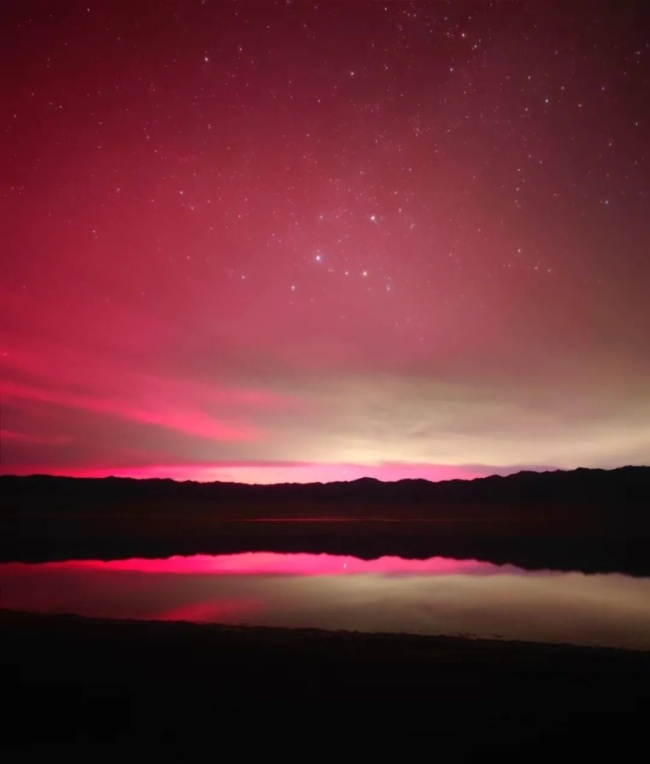 新疆出现罕见极光 天文奇观点亮夜空(2)