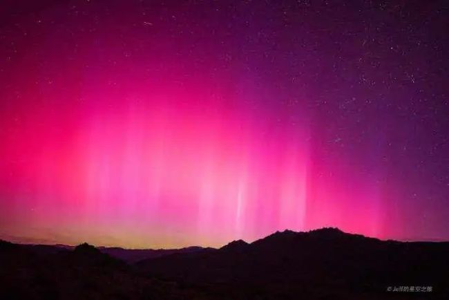 新疆阿勒泰现20年来最强极光 天文奇观引轰动