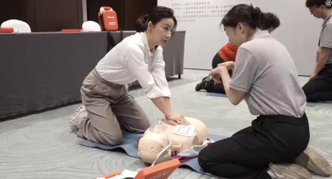 跳水女王郭晶晶教你怎么用AED 为生命护航，共筑急救网络