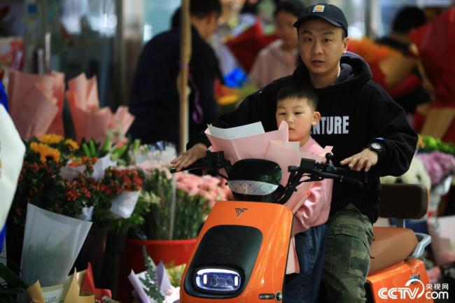 母亲节到来 各地鲜花俏销