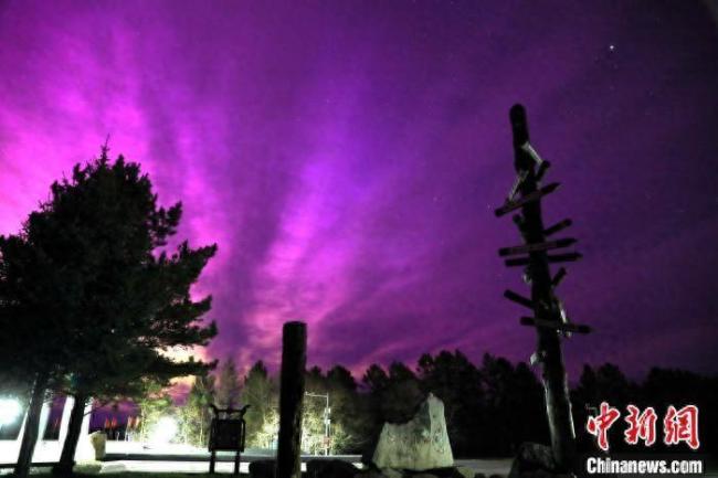 乘客在飞机上拍下紫色极光 震撼罕见夜空奇观_新闻频道_中华网
