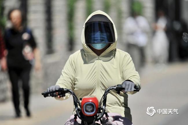今年北京首次冲上30℃ 暖热升级行人遮阳出行
