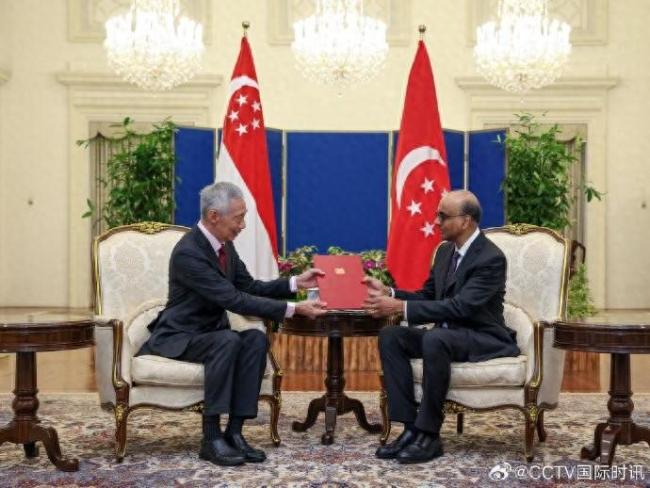 新加坡总理李显龙向总统尚达曼提交辞呈。新内阁待立，黄循财将接棒