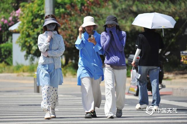 今年北京首次冲上30℃ 暖热升级行人遮阳出行