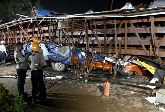 印度30米高广告牌倒塌12人死亡 恶劣天气酿悲剧