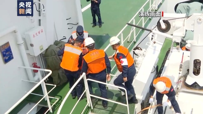 中国海警在我黄岩岛海域开展海上救生训练