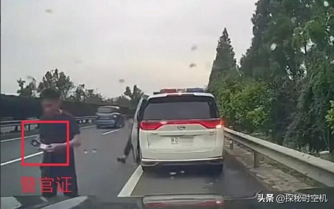 警车高速截停私家车？紧急公务还是违规操作？