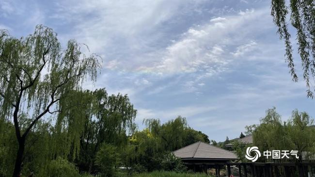 北京上空出现环地平弧 美如彩虹