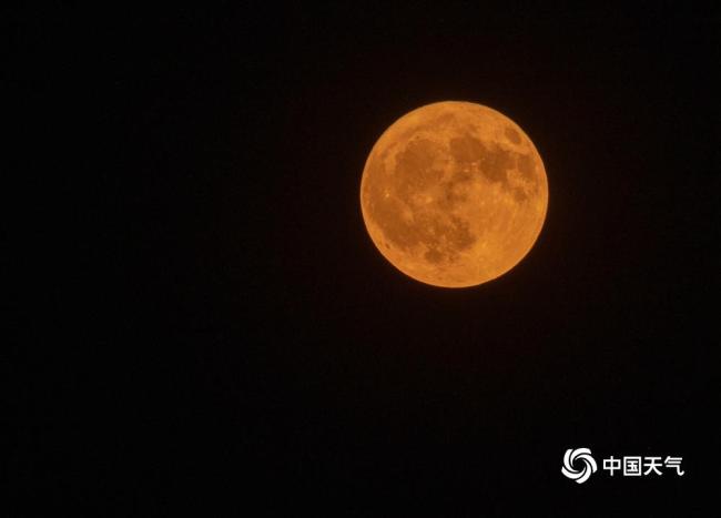月如圓盤 內蒙古呼倫貝爾上空現“金色”月亮