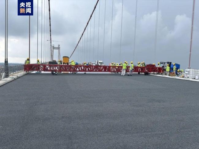 广西龙门大桥主航道桥钢桥面铺装首件施工顺利完成