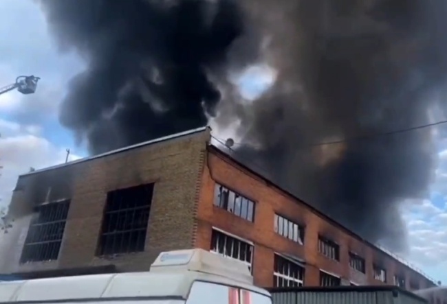 俄罗斯一仓库发生火灾 过火面积超4000平方米