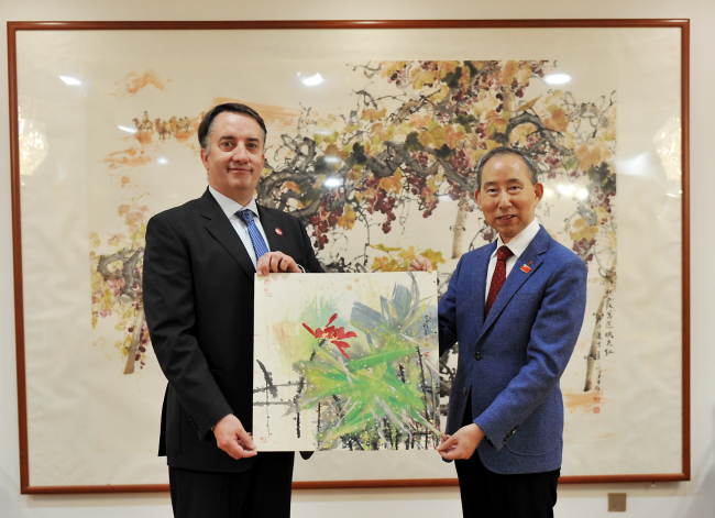 龙宇翔与法国波尔多市副市长Sylvie Schmitt亲切会见