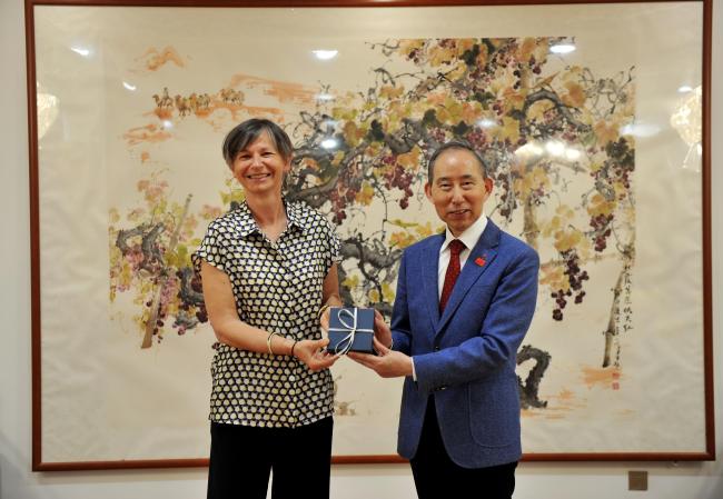 龙宇翔与法国波尔多市副市长Sylvie Schmitt亲切会见