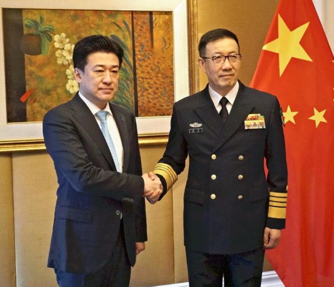 董军与日本防卫大臣在新加坡举行会谈