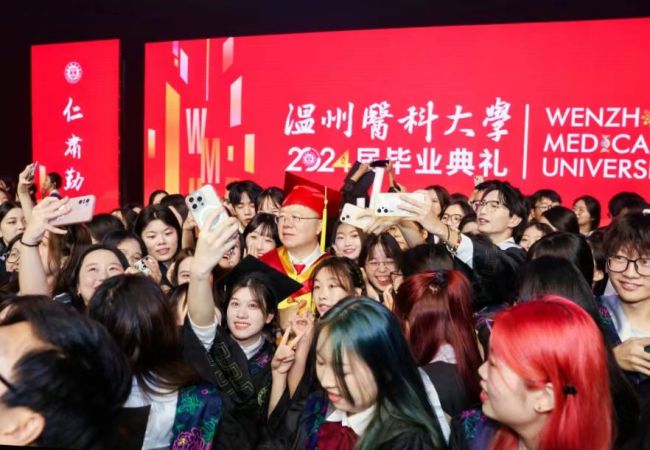 高三毕业典礼上学生邀校长比心 创意合照引高潮