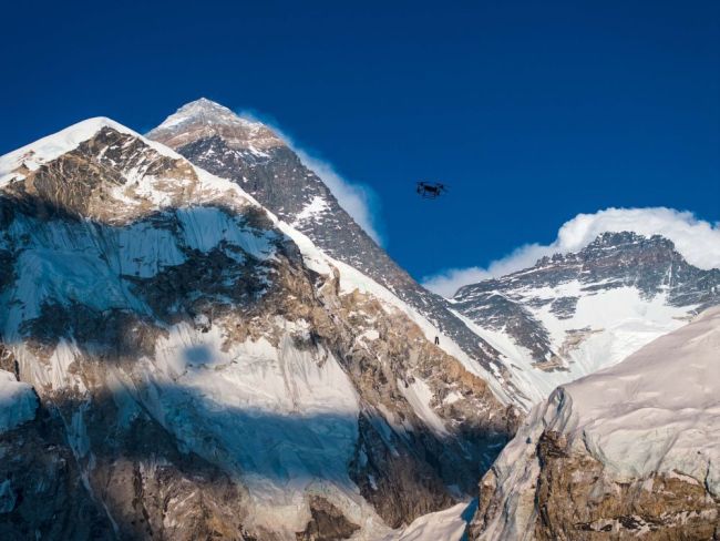 大疆运载无人机飞跃珠峰冰瀑 刷新高海拔运输纪录
