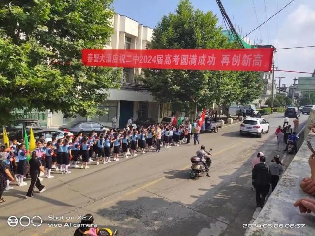 湖北新洲万人送考彩车开道锣鼓喧天 公交变身“祝福专列”