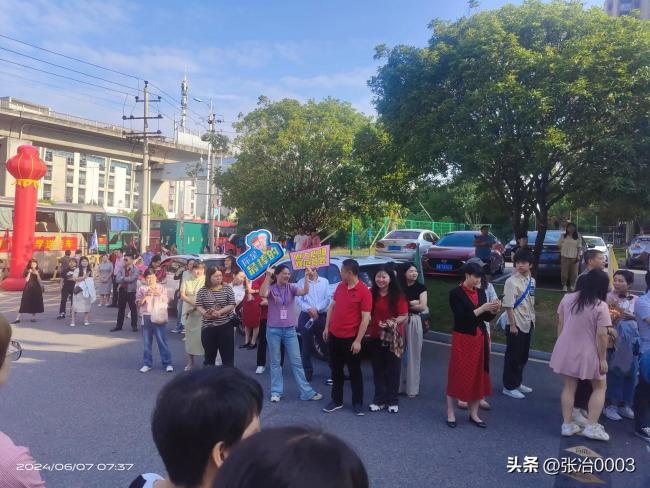 高考首日 直击各地考场 梦想起航，青春见证