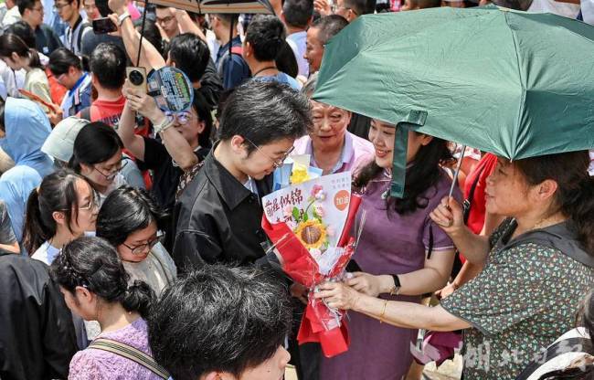 各地考生冲出考场瞬间 自信满满展笑颜