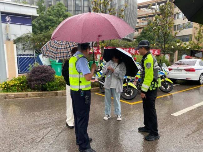 考生花式出状况 民警出招化解难关 雨中护航显温情