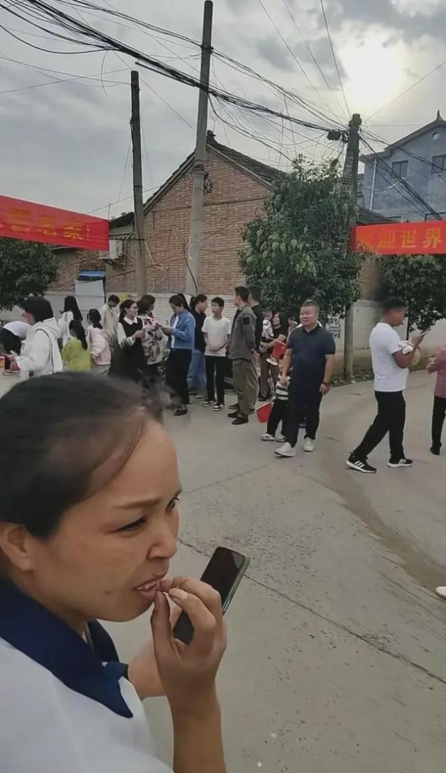 拳王张志磊回母校与师生互动 传递坚持与执着精神