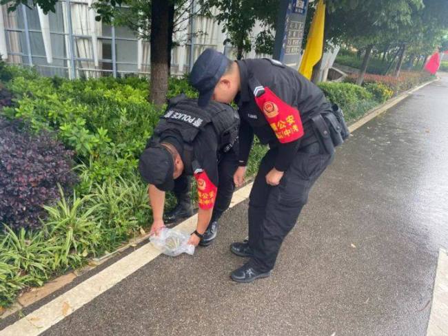 考生花式出状况 民警出招化解难关 雨中护航显温情