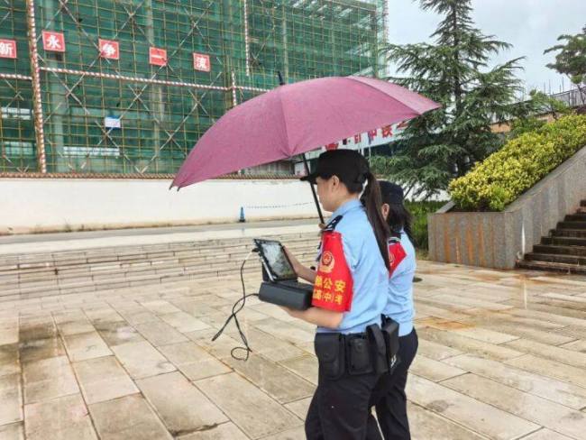 考生花式出状况 民警出招化解难关 雨中护航显温情