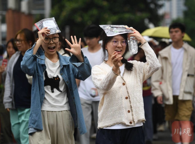 提前交卷的考生带着笑容走出考场 自信满满迎接下来的挑战