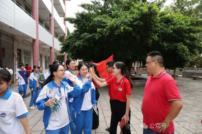 姥姥给高考外孙女送向日葵跑错考点 温馨送考情满场