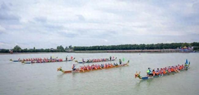 长沙龙舟队喊话让南京公安游回去 水上争霸，激情端午竞渡