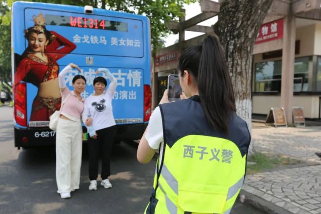 00后义警成西湖边掌管拍照的小姐姐 定格美好，温暖旅途