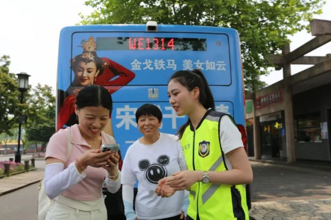 00后义警成西湖边掌管拍照的小姐姐 定格美好，温暖旅途