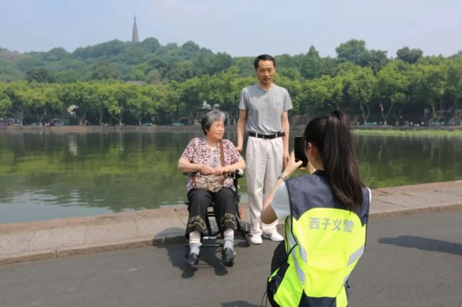 00后义警成西湖边掌管拍照的小姐姐 定格美好，温暖旅途