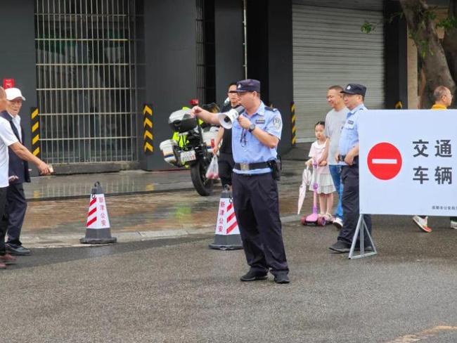 龙舟赛安保现场小朋友喂民警吃粽子 温情一幕暖人心