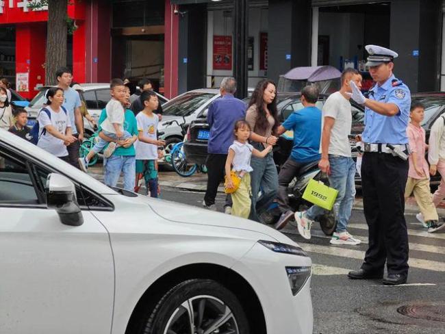 龙舟赛安保现场小朋友喂民警吃粽子 温情一幕暖人心