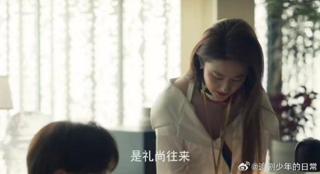 《玫瑰的故事》刘亦菲送万茜丝巾 姐妹情深感动网友